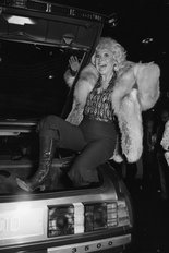 Barbara Windsor with the Rover 3500 (SD1) on the British Leyland stand 1976