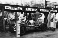 Kay Petre in the pits at Donington 1937