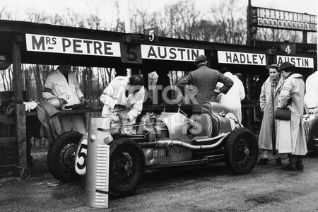 Kay Petre in the pits at Donington 1937