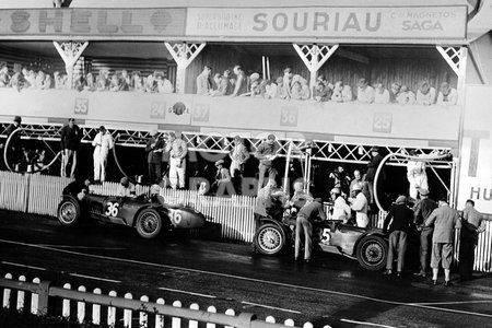 Riley racing cars 1934, In the pits during the Le Mans road race in France
