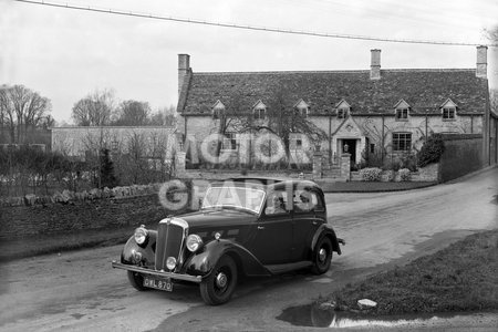 Morris Eighteen saloon 1937