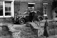 Morris Fourteen Series 3 Saloon 1939 at country house