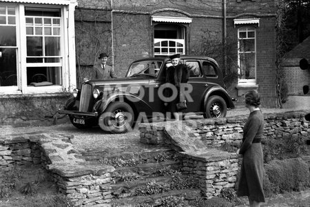 Morris Fourteen Series 3 Saloon 1939 at country house