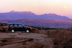 Range Rover (P38) 1995 overlooking a canyon in the mountains