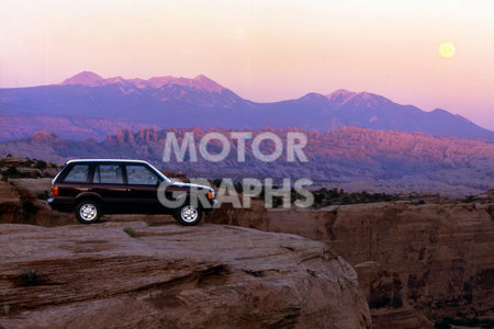 Range Rover (P38) 1995 overlooking a canyon in the mountains