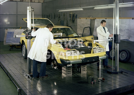 Rover SD1 on a test rig 1977
